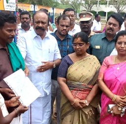 சிவகங்கை மாவட்டம் திருப்புத்தூரில் நடமாடும் காய்கறி - கனிகள் வண்டிகள் வழங்கும் விழா