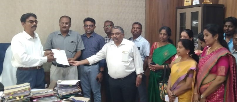 அரியலூர் அரசு மருத்துவக் கல்லூரி மருத்துவமனை முதல்வர் முத்துகிருஷ்ணனிடம் நேற்று தமிழ்நாடு அரசு டாக்டர்கள் சங்கத்தினர் மனு
