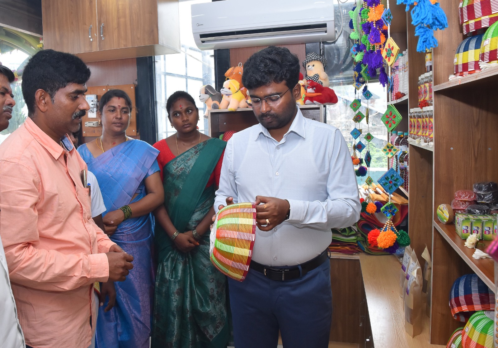 மகளிர் சுய உதவிக்குழுவினர் உற்பத்திப் பொருட்களுடன் மதி அங்காடி