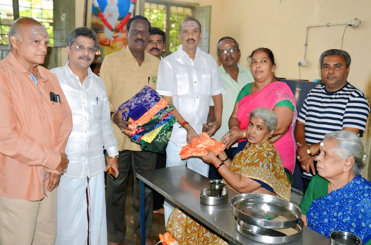 கருணாநிதியின் நினைவு நாளில் முதியோர் இல்லத்தில் வேட்டி, சேலை, உணவு வழங்கல்!