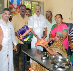 கருணாநிதியின் நினைவு நாளில் முதியோர் இல்லத்தில் வேட்டி, சேலை, உணவு வழங்கல்!