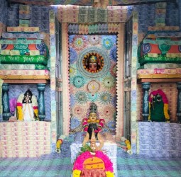 5 லட்சம் ரூபாய் நோட்டுகளால் அம்மன் அலங்கரிக்கப்பட்டு பக்தர்களுக்கு அருள் பாலித்தார்