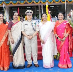 ரயில்வேயில் 5 முக்கிய துறைகளை  வழி நடத்தும் பெண் அதிகாரிகள்