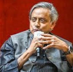 இந்தியா பதிலடியாக அமெரிக்காவுக்கு 50% வரியை விதிக்க வேண்டும்: சசி தரூர்