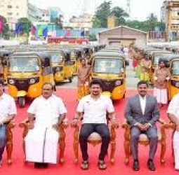 100 பெண்கள், திருநங்கைகளுக்கு மானியத்துடன் ஆட்டோ: உதயநிதி வழங்கினார்