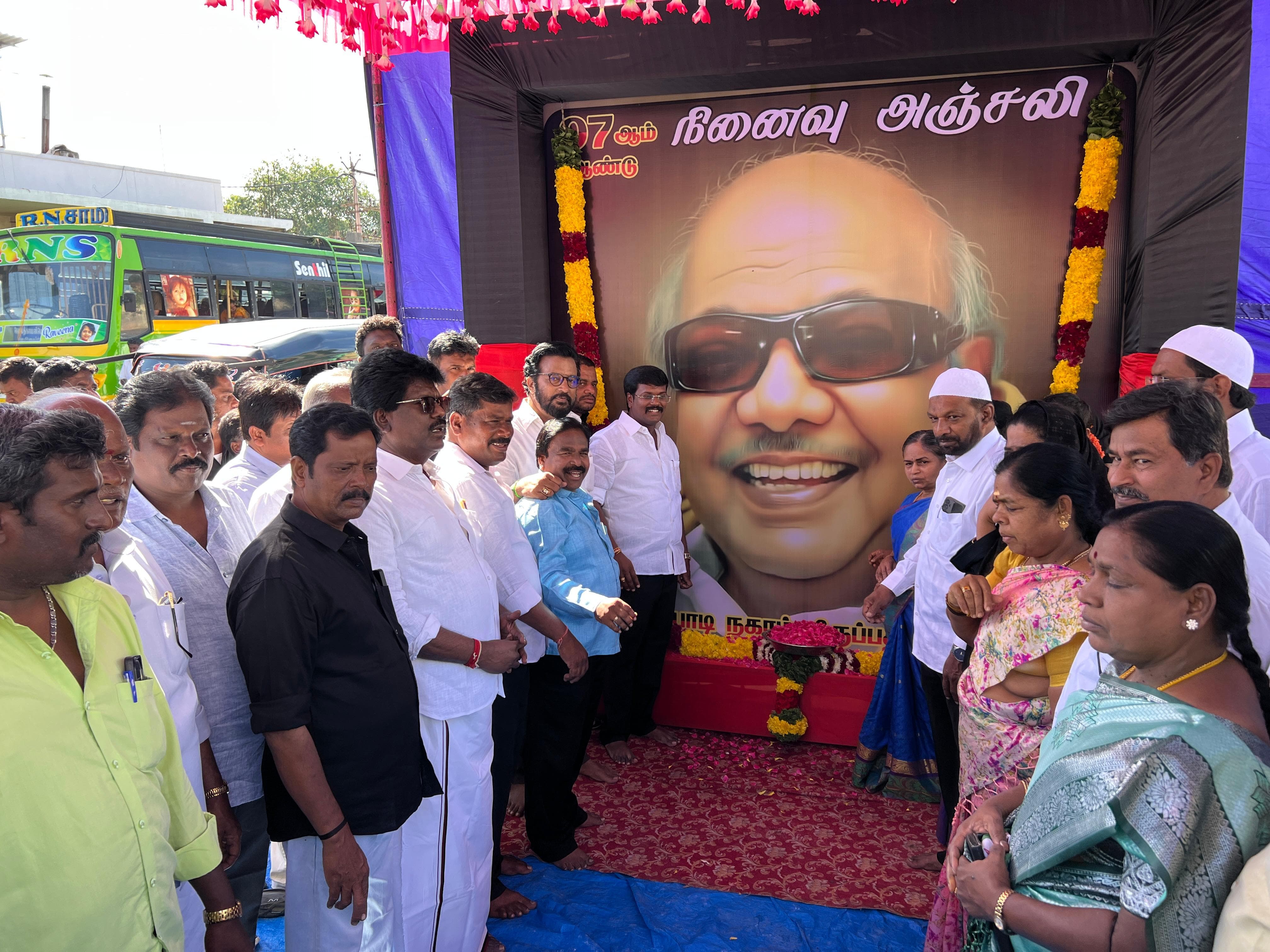 வாணியம்பாடி பேருந்து நிலையத்தில் கலைஞரின் உருவப்படத்திற்கு மாலை அணிவித்து மரியாதை