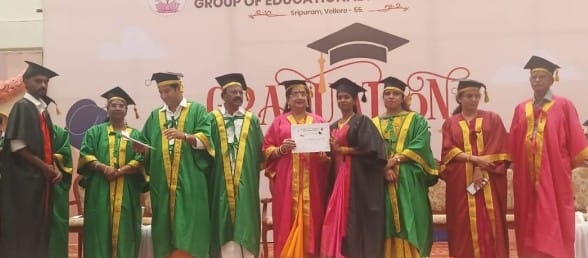 ஸ்ரீபுரம் ஸ்ரீநாராயணி செவிலியர் கல்லூரியில் இயக்குநர் பாலாஜி தலைமையில் நடந்த பட்டமளிப்பு விழா