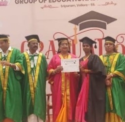 ஸ்ரீபுரம் ஸ்ரீநாராயணி செவிலியர் கல்லூரியில் இயக்குநர் பாலாஜி தலைமையில் நடந்த பட்டமளிப்பு விழா