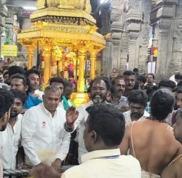 திருப்பரங்குன்றம் முருகன் கோவிலில் தவெக பொதுச் செயலாளர் ஆனந்த், தங்கத்தேர் இழுத்து வழிபாடு
