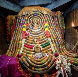 பெரியநாயகி அம்மன் ஒரு லட்சம் வளையல்கள் அலங்காரத்தில் காட்சி