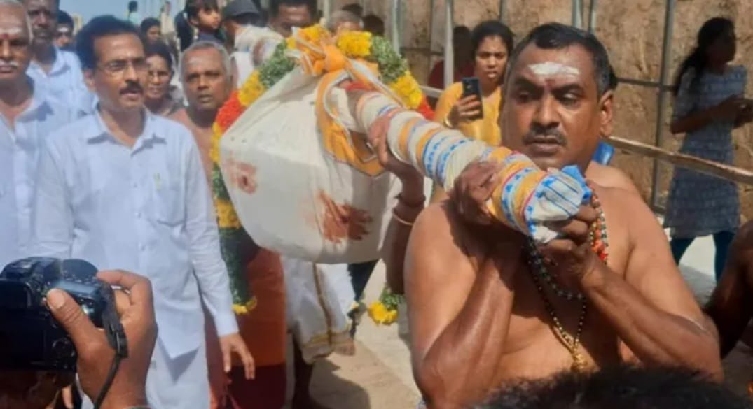 உச்சிப் பிள்ளையாருக்கு படையலிட ராட்சத கொழுக்கட்டை