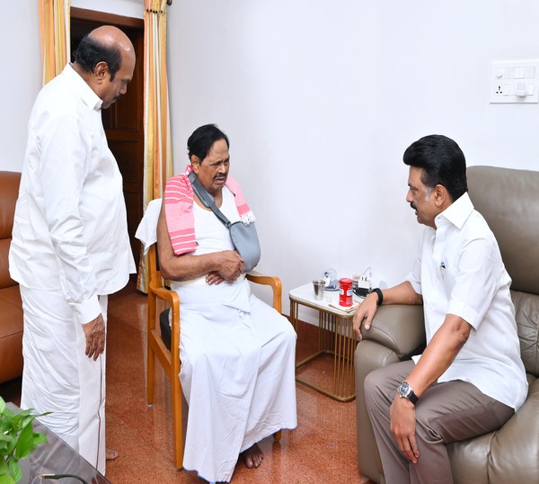 அமைச்சர் துரைமுருகன் தோள்பட்டையில் காயம் காரணமாக வீட்டில் ஓய்வு