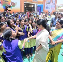 தூத்துக்குடி புத்தகத் திருவிழா வில் மாவட்ட நிர்வாகம் சார்பில் அமைக்கப்பட்டிருக்கும் புகைப்பட கண்காட்சி