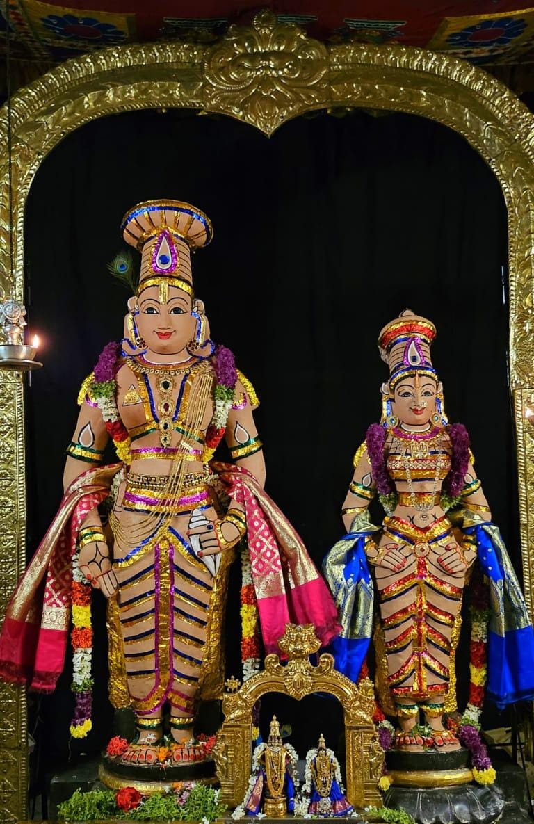 சந்தனக்காப்பு அலங்காரத்தில் அருள் காட்சி.