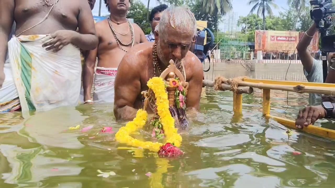 கற்பக விநாயகர் கோவில் திருக்குளத்தில் அங்குசத்தேவருக்கு தீர்த்தவாரி உற்சவம்