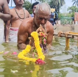 கற்பக விநாயகர் கோவில் திருக்குளத்தில் அங்குசத்தேவருக்கு தீர்த்தவாரி உற்சவம்