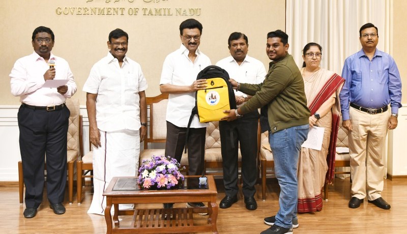 அயலகத் தமிழ் இளைஞர்களுக்கு தமிழக பண்பாட்டுப் பயணத்திற்கான குறிப்புகள், புத்தகங்கள், அடையாள அட்டை மற்றும் உடைகள் போன்ற பொருட்கள்