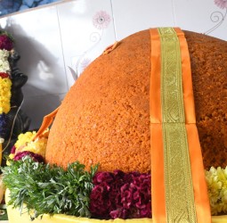 புதுச்சேரி ரெயின்போநகரில் உள்ள இனிப்பகத்தில் 118 கிலோ எடை கொண்ட பிரமாண்டமான விநாயகர் லட்டு