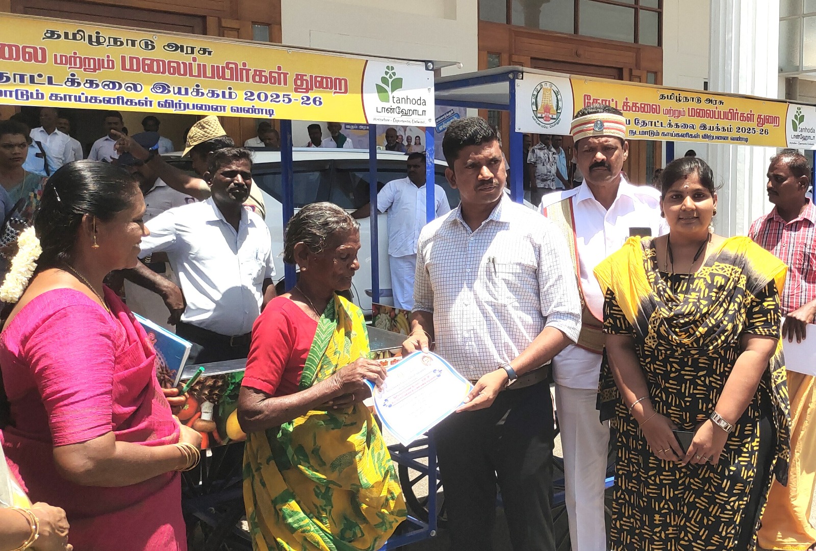 புதுப்பட்டினத்தில் விஜயகாந்தின் பிறந்த நாள் விழாவையொட்டி அவரது படத்துக்கு மலர் தூவி, ஏழை எளிய மக்களுக்கு தேமுதிக கட்சியினர் அன்னதானம்