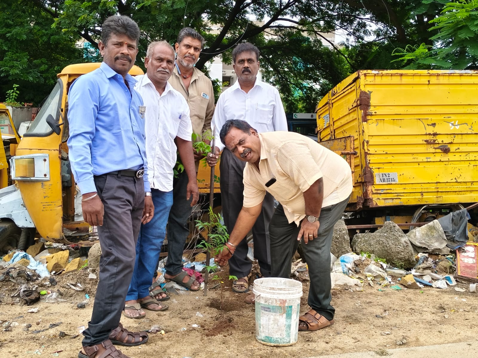 வேலூர் சத்துவாச்சாரியில் பாஜக சார்பில் தூய்மைப் பணி - மரம் நடும் விழா!