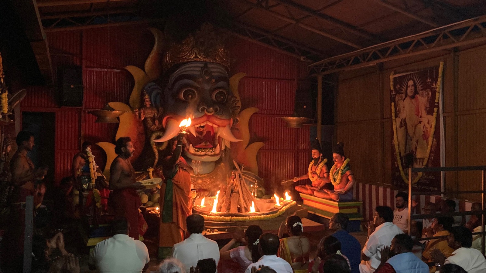 பிரத்தியங்கரா தேவி கோயிலில் பவுர்ணமியையொட்டி மிளகாய் வற்றல் யாகம்