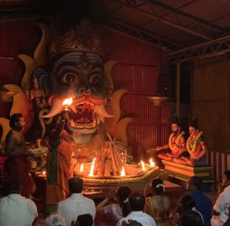 பிரத்தியங்கரா தேவி கோயிலில் பவுர்ணமியையொட்டி மிளகாய் வற்றல் யாகம்