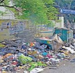 சென்னையில் தூய்மைப் பணியாளர்கள் 7-வது நாளாக போராட்டம்: ராயபுரம், திரு.வி.க. நகரில் குப்பை தேக்கம்