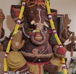 200 கிலோ பேரிச்சம் பழத்தைப் பயன்படுத்தி விநாயகர் சிலை