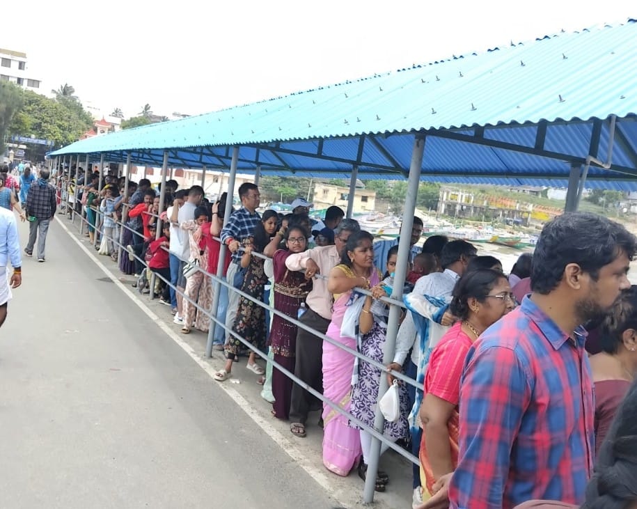 விடுமுறை தினமான நேற்று கன்னியாகுமரியில் சுற்றுலா பயணிகள் குவிந்தனர்