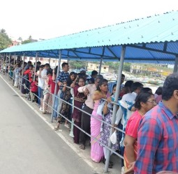 விடுமுறை தினமான நேற்று கன்னியாகுமரியில் சுற்றுலா பயணிகள் குவிந்தனர்