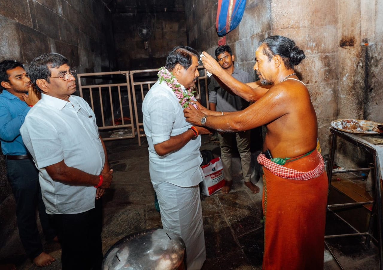 பிரகதீஸ்வரர் ஆலயத்தில் பாஜக தலைவர் நயினார் நாகேந்திரன் நேற்று தரிசனம்