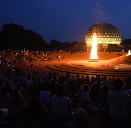 அதிகாலையில் மாத்திரம் மந்திர் முன் நடந்த போன் ஃபயர்