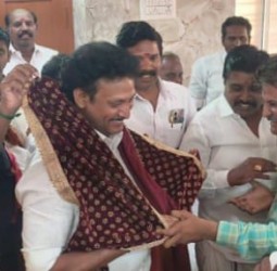 மயிலாடுதுறை பகுத்தறிவு மன்றத்துக்கு வருகை தந்த தமிழ்நாடு கல்வித்துறை அமைச்சர் அன்பில் மகேஷ்  பொய்யா மொழி