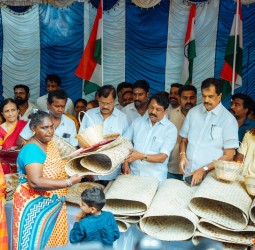 இந்த வாரம் தமிழ்நாட்டில் பல பகுதிகளிலும் பாஜக சார்பில், மூவர்ணக் கொடியேற்றி, இனிப்பு வழங்கல்