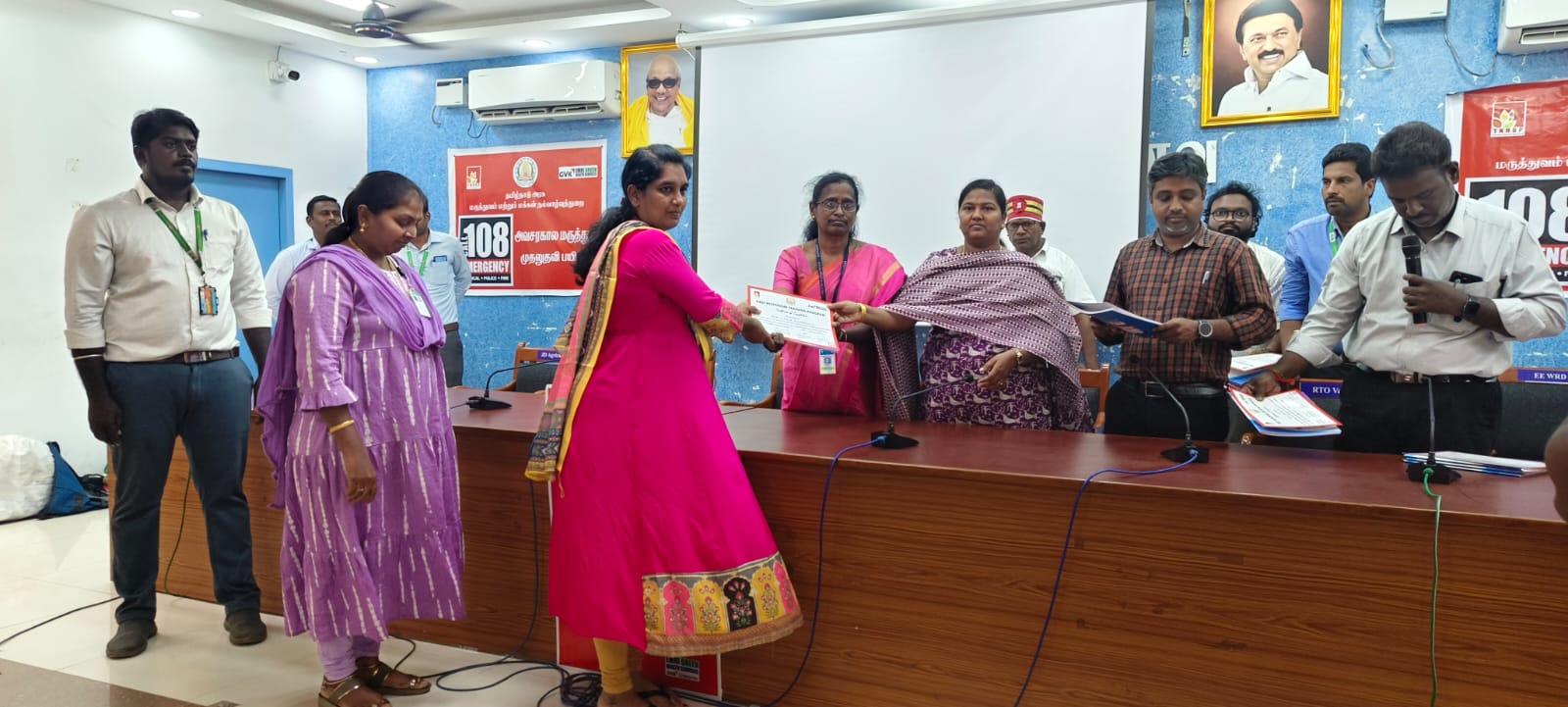 வேலூரில் 108 ஆம்புலன்ஸ் சேவை மூலம் அவசரகால மருத்துவ முதலுதவி பயிற்சி முகாம்