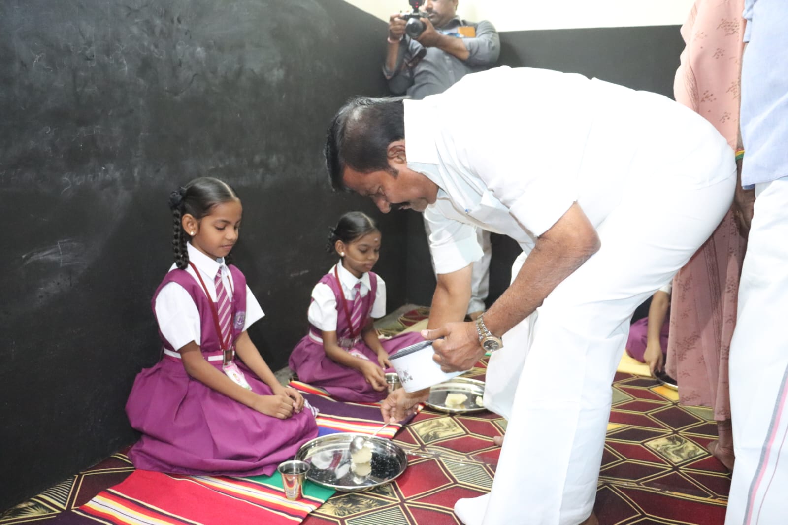 முதலமைச்சரின் காலை உணவுத் திட்டத்தை அமைச்சர் கே.என்.நேரு தொடங்கி வைத்து உணவு பரிமாறினார்