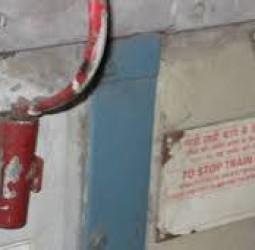 சென்ட்ரல் நிலையத்தில் ரயில்களில் அபாயச் சங்கிலியை இழுத்து நிறுத்திய 96 பேர் மீது வழக்குப்பதிவு