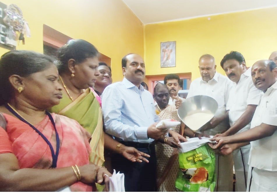 மாற்றுத் திறனாளி குடும்ப அட்டைதாரர்களின் இல்லத்துக்கே சென்று ரேஷன் பொருட்கள் விநியோகம் செய்யும் பணி