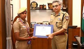 ஒடிசா பெண்ணுக்கு முதல் உதவி அளித்து பிரசவிக்க உதவிய பெண் காவலருக்கு டிஜிபி நேரில் பாராட்டு!