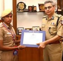 ஒடிசா பெண்ணுக்கு முதல் உதவி அளித்து பிரசவிக்க உதவிய பெண் காவலருக்கு டிஜிபி நேரில் பாராட்டு!