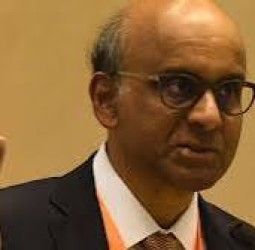 சிங்கப்பூரில் சாலையில் ஏற்பட்ட திடீர் பள்ளத்தில் காருடன் விழுந்த பெண்ணை மீட்ட 7 தமிழர்களுக்கு விருந்து அளிக்கிறார் அதிபர்