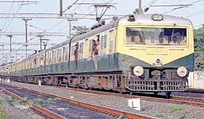 நடைமேடை கிடைக்காமல் அரக்கோணம் - சென்ட்ரல் மின்சார ரயில்களின் வருகை தாமதம்: பயணிகள் அவதி