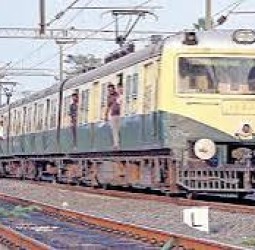 நடைமேடை கிடைக்காமல் அரக்கோணம் - சென்ட்ரல் மின்சார ரயில்களின் வருகை தாமதம்: பயணிகள் அவதி