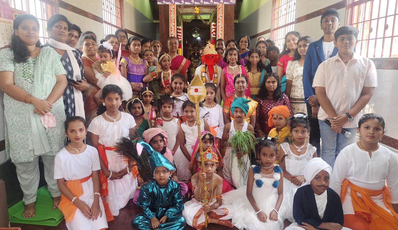 ஸ்ரீ வலம்புரி செல்வ விநாயகர் கோவில் விழாவில் பல்வேறு வேடங்களில் குழந்தைகள்