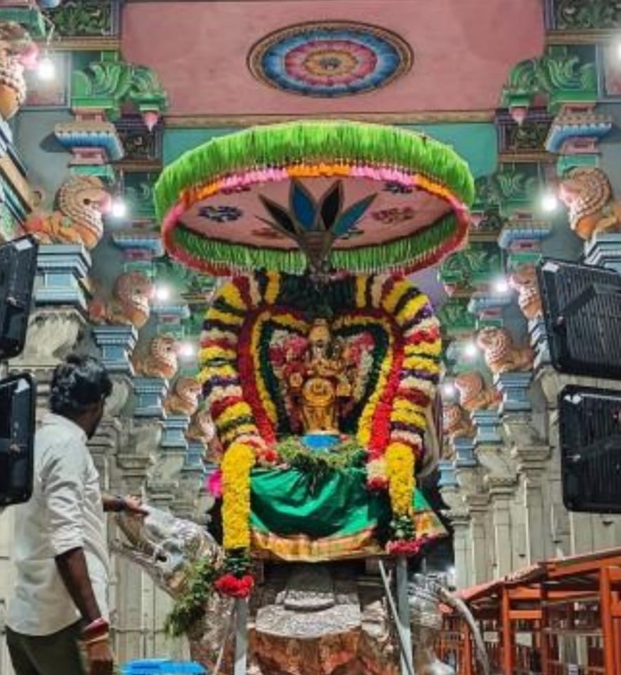 அண்ணாமலையார் கோவில் மூன்றாம் பிரகாரத்தில் அமைந்துள்ள சம்பந்த விநாயகருக்கு மகா தீபாரதனை