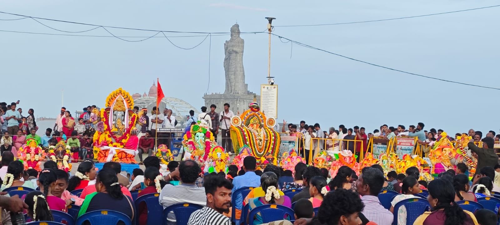 முக்கடல் சங்கமத்தில் நேற்று மாலை கடலில் விநாயகர் சிலை ள் கரைக்கப்பட்டன