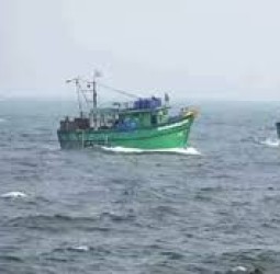 நடுக்கடலில் இலங்கை கடற்கொள்ளையர்கள் அட்டூழியம்: தமிழக மீனவர்களை தாக்கி ரூ.5 லட்சம் வலைகள், உபகரணங்கள் கொள்ளை