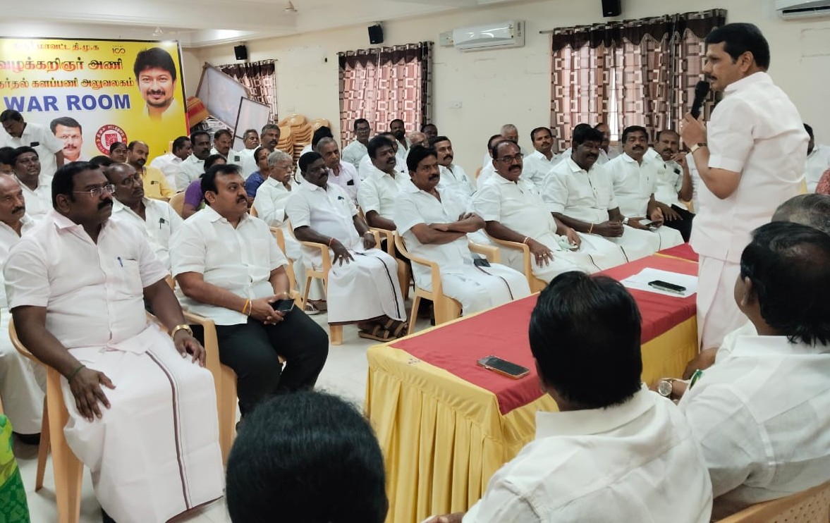கரூர் கலைஞர் அறிவாலயத்தில் நேற்று மாவட்ட திமுக செயற்குழுக் கூட்டம்