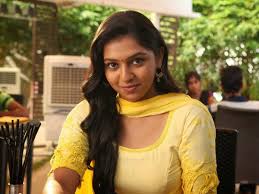 ஐ.டி. ஊழியர் மீது தாக்குதல் - தலைமறைவான நடிகை லட்சுமி மேனனுக்கு போலீசார் வலைவீச்சு