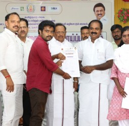 புதுக்கோட்டையில் நேற்று நடந்த தனியார் வேலை வாய்ப்பு முகாமில் தேர்வு செய்யப்பட்டவருக்கு பணி நியமன ஆணை